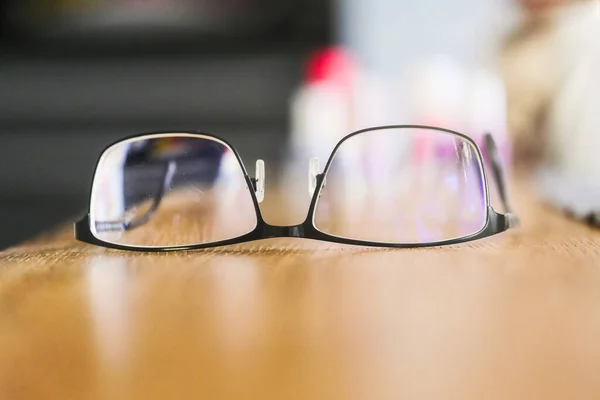 Brýle Obrácené Vzhůru Nohama Dřevěném Povrchu Zavřít Selektivní Zaměření — Stock fotografie