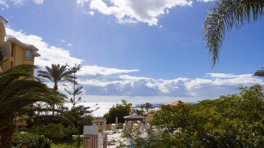 Tropikal sahil beldesinde yazın güneşli ve bulutlu bir hava. Geniş açı. 