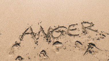 Kuma yazılmış öfke kelimesi. Tam üstte. 