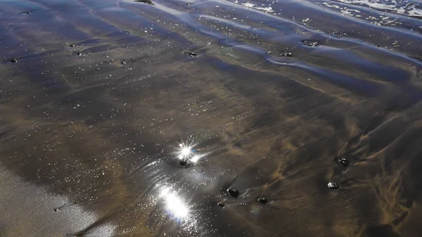 Sabbia Nera Del Mare Sotto Acqua Limpida Scintillante Che Riflette — Foto Stock