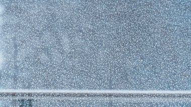 Yağış damlalı ıslak cam. Soyut. Kapat.. 