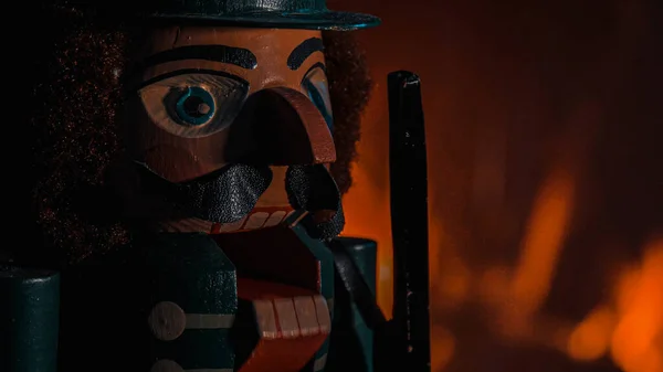 Drewniana Figurka Dziadka Orzechów Ogniem Palącym Się Tle Płytka Głębokość — Zdjęcie stockowe