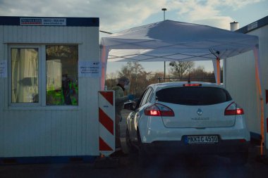 Frankfurt, Almanya. Aralık 2020. Coronavirus sağlık müfettişi arabaları kontrol ediyor.. 