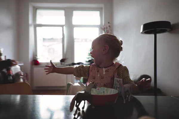 Bébé Fille Tendre Main Pleurer Devant Bol Nourriture Plan Moyen — Photo