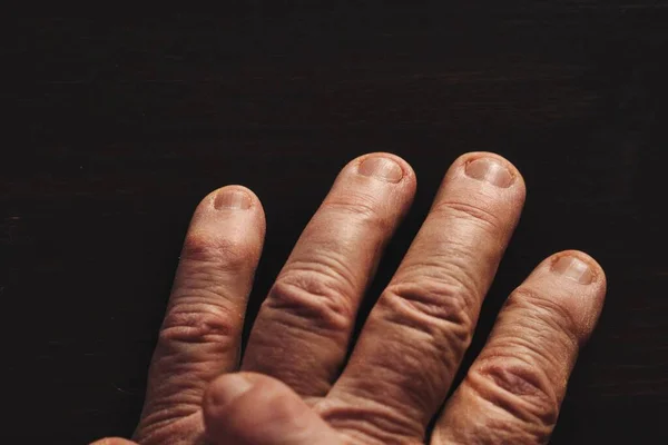 Finger Des Alten Mannes Auf Finger Blick Aus Dem Hochwinkel lizenzfreie Stockbilder