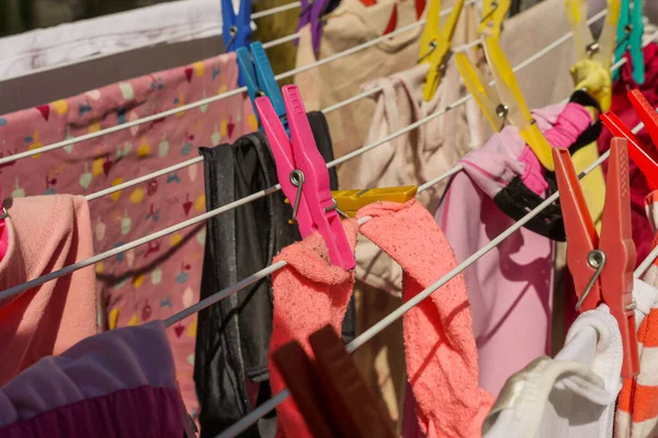 Roupas Coloridas Secando Varal Livre Com Sol Brilhando Topo Fechar — Fotografia de Stock