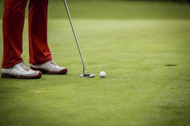 Kişi koyarak topu deliğe