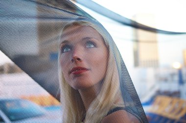 Kadın yüz siyah vei ile kaplı