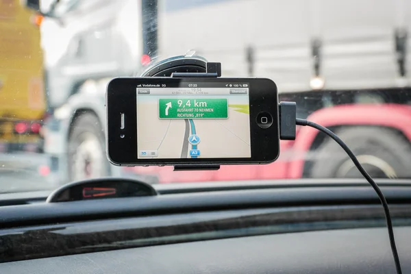 Smartphone navigasyon sistemi arabaya kullanarak