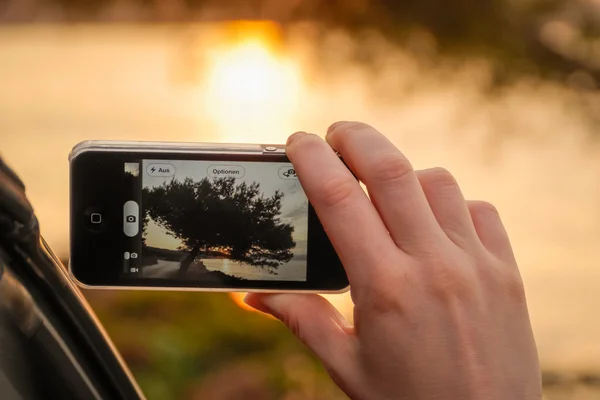 Mulher tirando instantâneo com smartphone — Fotografia de Stock