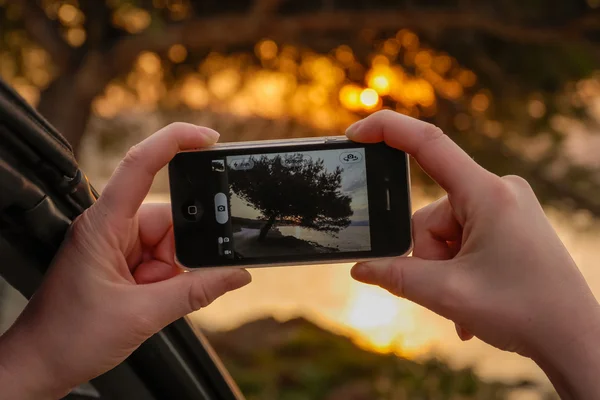 Femme prenant instantané avec smartphone — Photo