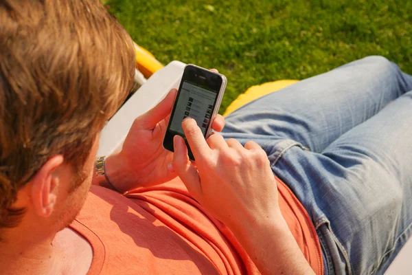 Man using his smartphone — Stock Photo, Image