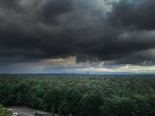Темные облака с плохой погодой — стоковое фото