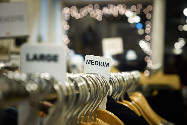 Etiquetas en tienda de segunda mano — Foto de Stock