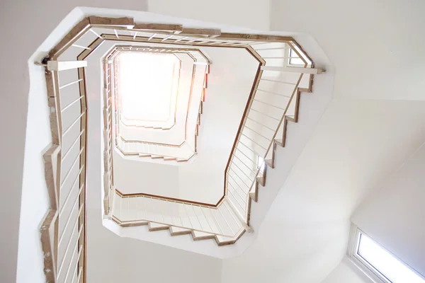 Escalera en edificio de oficinas — Foto de Stock