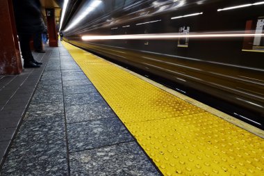 Commuters metro için bekleyin