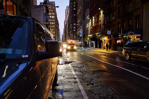 Viel befahrene Straße in Manhatten — Stockfoto