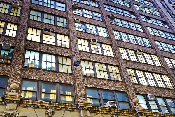 Fassade de almacén con oficinas en Nueva York — Foto de Stock