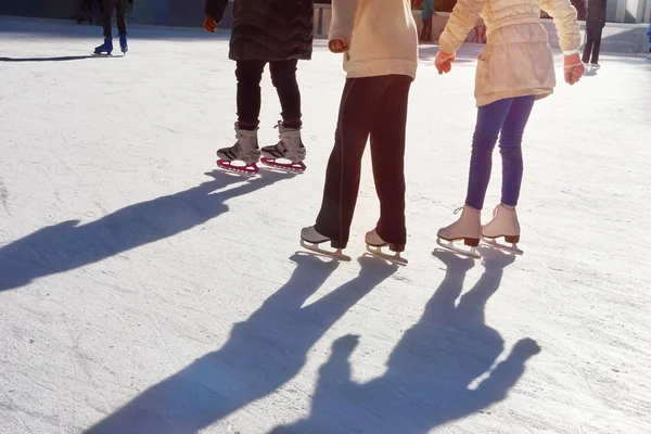 Schlittschuhlaufen im Rockefeller Center ist ein wesentliches New Yorker Wintererlebnis. Stockbild