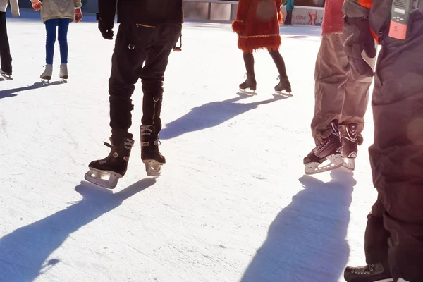 El patinaje sobre hielo en Rockefeller Center es una experiencia de invierno esencial en la ciudad de Nueva York . — Foto de Stock