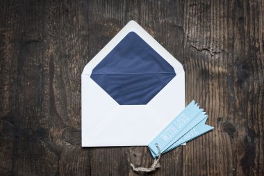 ahşap zemin üzerinde beyaz zarf