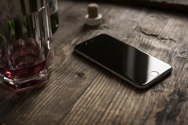 Ahşap masa viski ile Smartphone