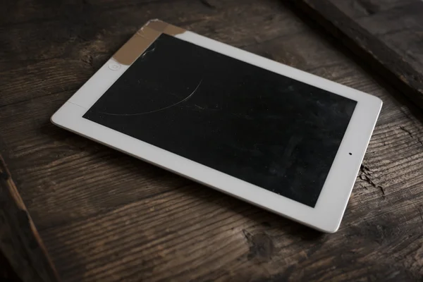 Ipad blanc sur table en bois — Photo