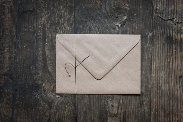 Envelope marrom no fundo de madeira — Fotografia de Stock