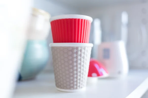 Tazas de diseño en estante brillante —  Fotos de Stock