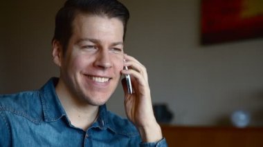 Yetişkin adam yapım telefon görüşmesi