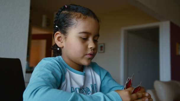 Padre e hija jugando a las cartas — Vídeo de stock