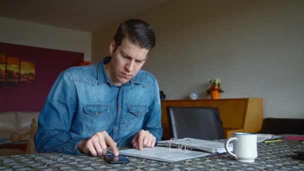 Чоловік вдома обчислює рахунки — стокове відео