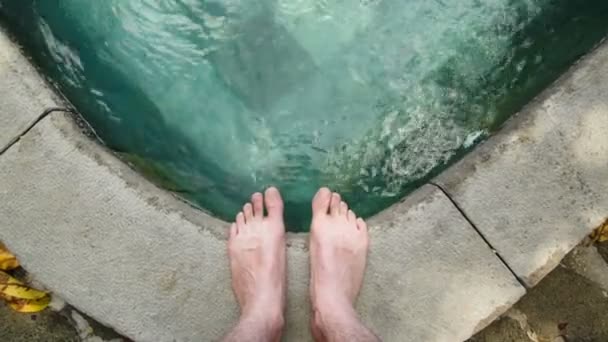 Человек, стоящий у бассейна — стоковое видео