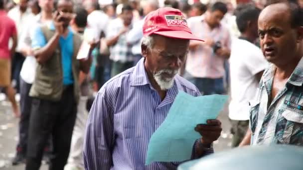 Homem sênior verificando sua lista de apostas — Vídeo de Stock