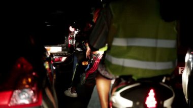 trafik sıkışıklığı içinde sıkışmış otomobil