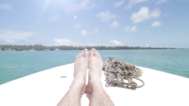 Мужчина расслабляется на движущейся яхте — стоковое видео