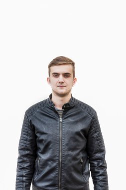 Beyaz arka plandaki genç adam.