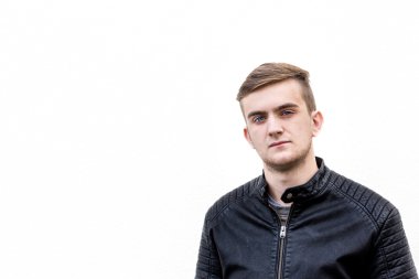 Beyaz arka plandaki genç adam.