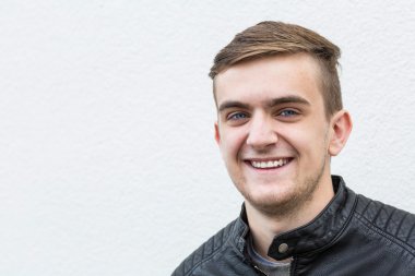 Beyaz arka plandaki genç adam.