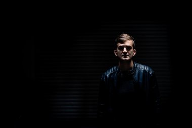 karanlık garajında genç adam