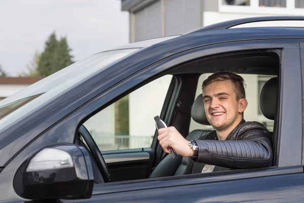Młody człowiek w samochodzie z nowej licencji — Zdjęcie stockowe