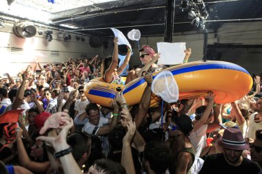 insanlar konfeti ile dans