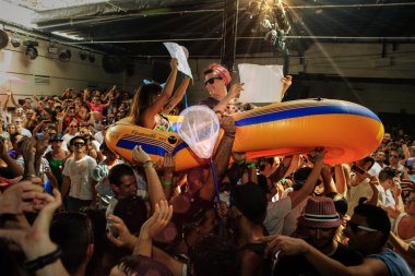 insanlar dans partisi