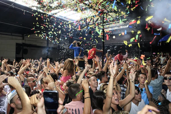 Dancing people with confetti — Stock Photo, Image