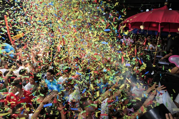 Dansende mensen met confetti — Stockfoto