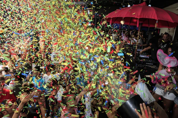 Dançar pessoas com confete — Fotografia de Stock