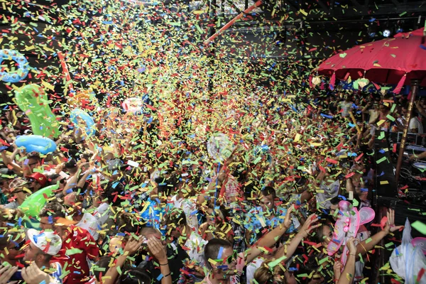 Dansende mensen met confetti — Stockfoto