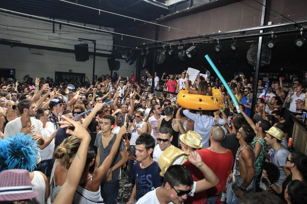 As pessoas dançam na festa — Fotografia de Stock