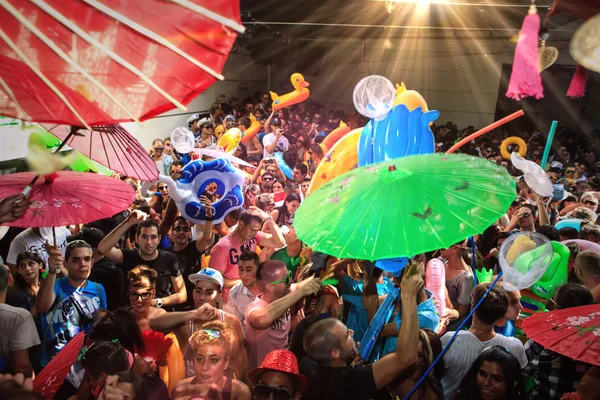 Dansende mensen op feestje — Stockfoto