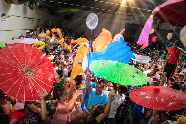 Dansende mensen met paraplu 's — Stockfoto
